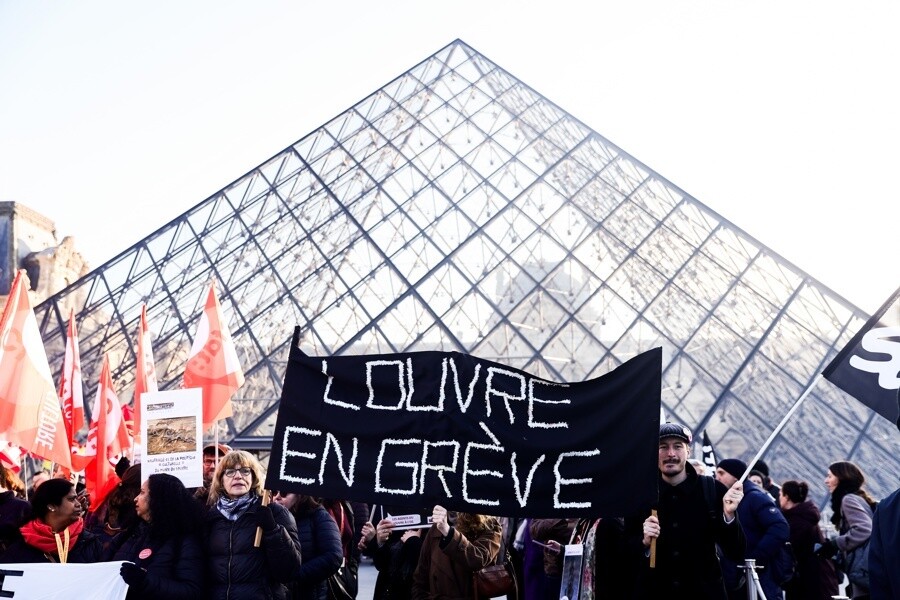 Paris Louvre Museum remains closed due to workers' strike