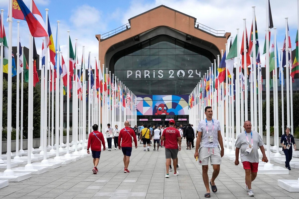 Спортсмены прибывают в Олимпийскую деревню Парижа 2024