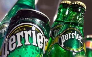 Загрязненные бутылки Perrier вызывают юридическое расследование
