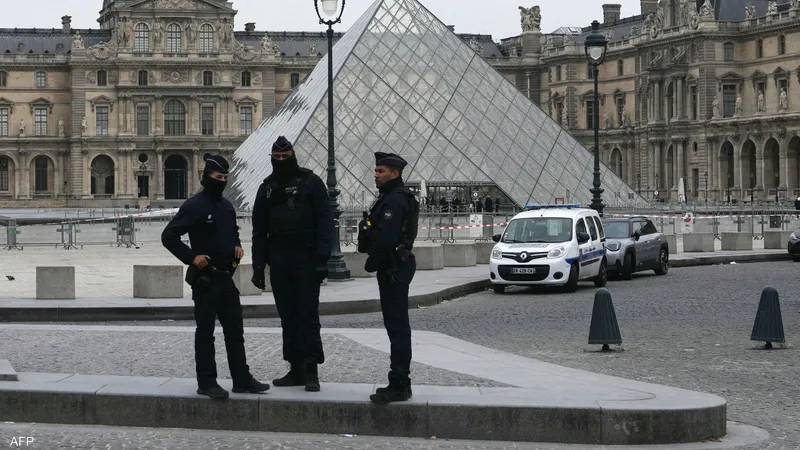 Louvre Staff Extends Strike