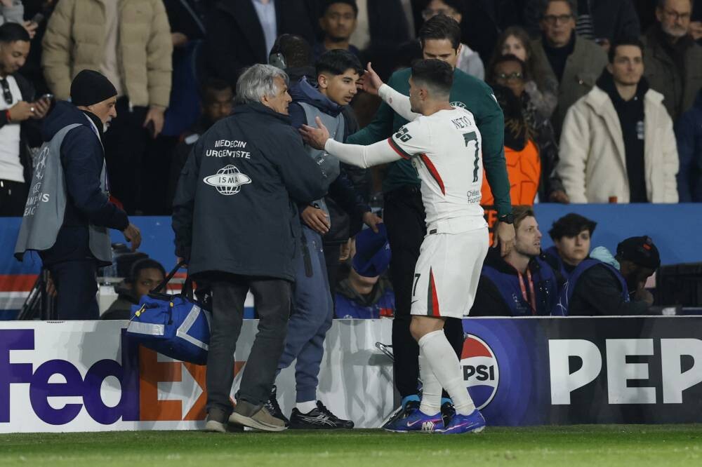 On-Field Brawl: Neto Shoves Ball Boy During PSG Match