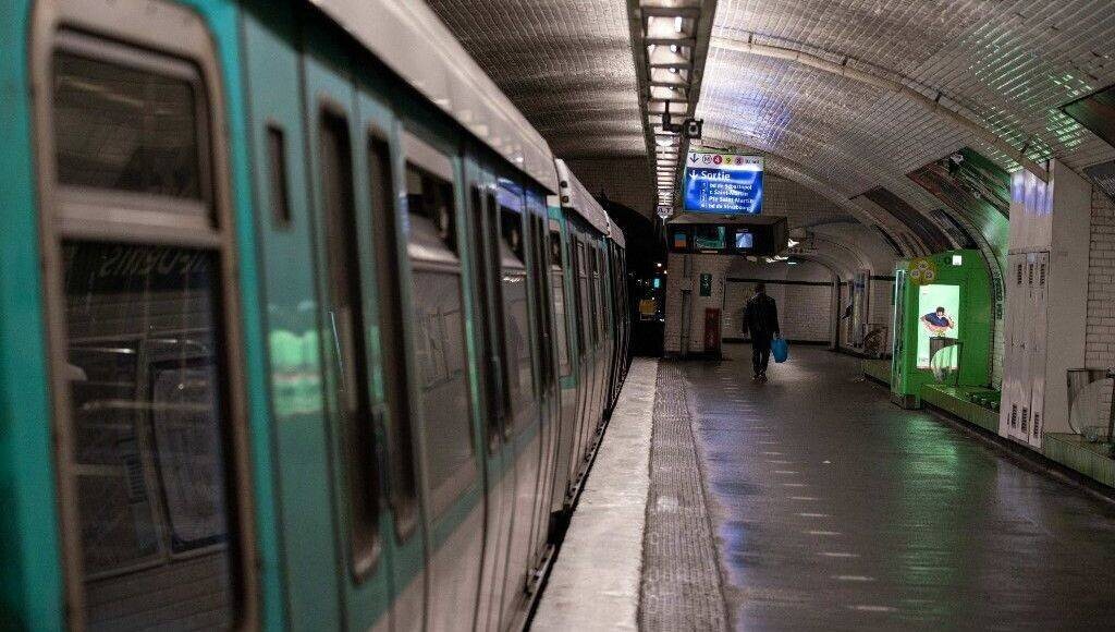 Paris police arrest man for stabbing women in metro