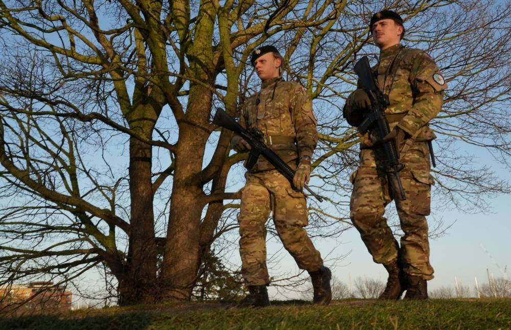 Macron Convenes Emergency Defense Council Meeting Over Trump's Greenland Plans