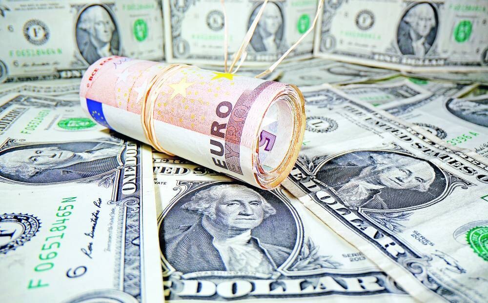 Евро падает в условиях неопределенности из-за французских парламентских выборов