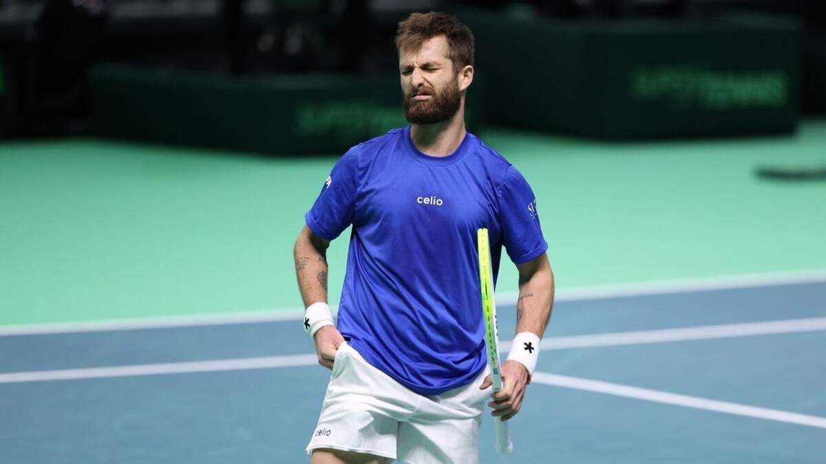 Французский теннисист Муте самокритичен после проигрыша из-за странного удара