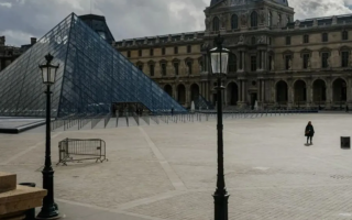 Internal worker of the Louvre hides in a luxury yacht for 76 million pounds