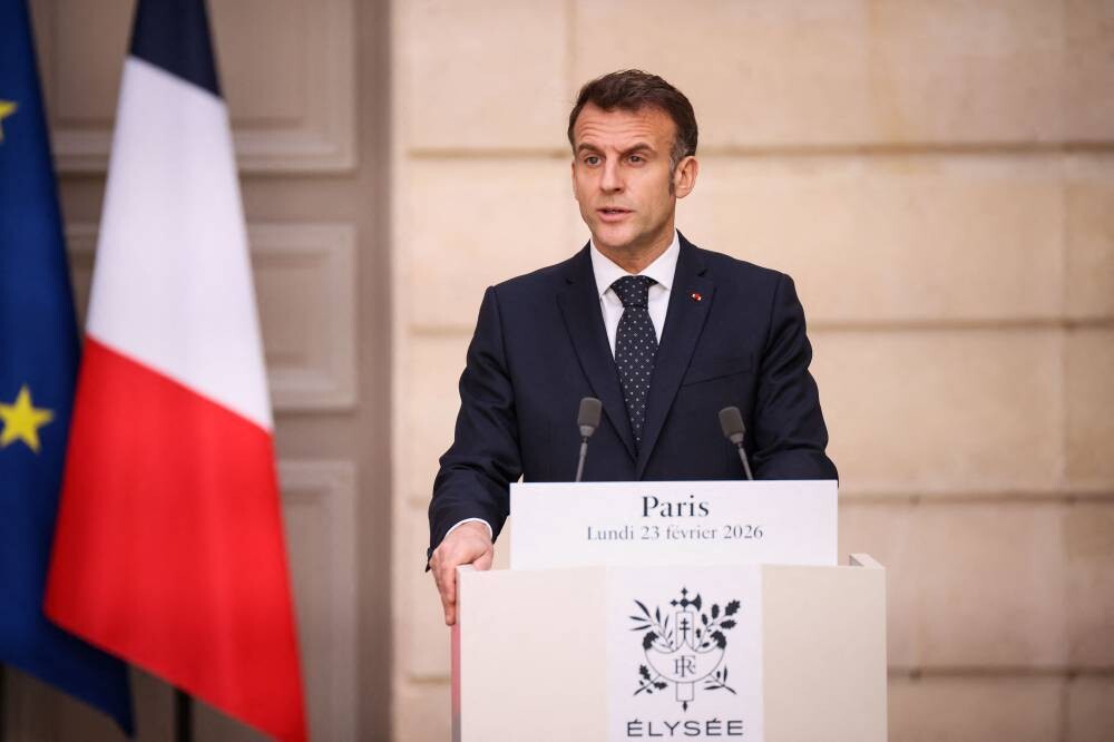 Macron calls on EU to keep pressure on Russia