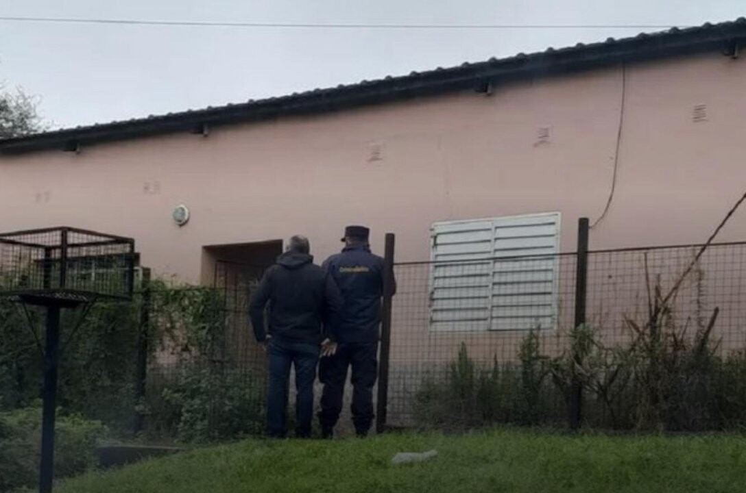 Президент Макрон приезжает в Париж для обсуждения новых политик