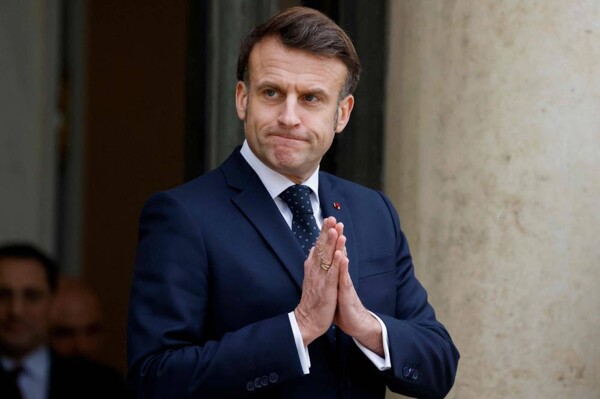 Макрон защищает право Украины на суверенитет