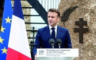 Президент Макрон выражает сожаление по поводу вандализма на памятных досках