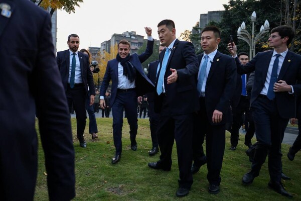 Макрон призвал усилить поддержку Украины