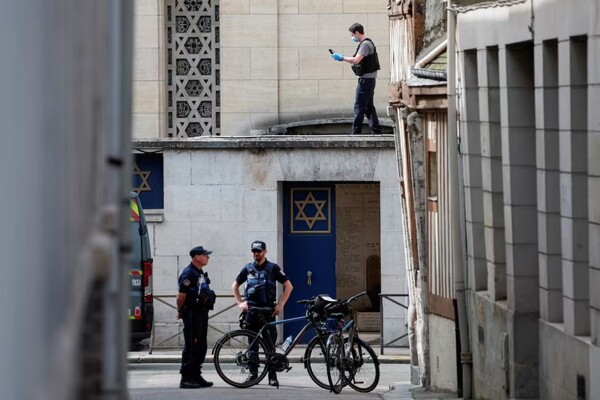 Французская полиция застрелила вооруженного мужчину, поджигавшего синагогу в Руане