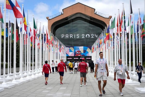 Спортсмены прибывают в Олимпийскую деревню Парижа 2024