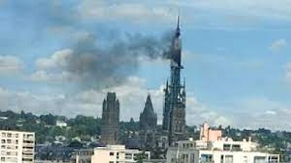 Пожар в соборе Руана во Франции