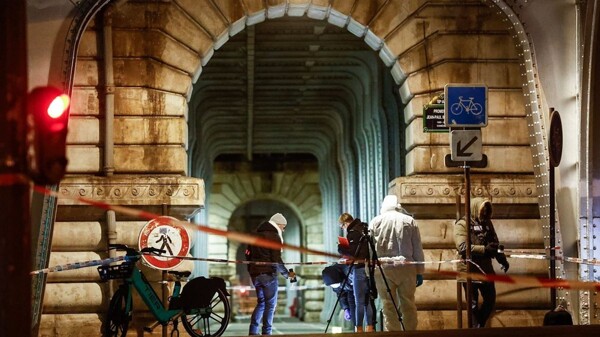 Paris: Attack on Gendarmes under the Arc de Triomphe