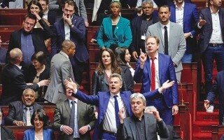 法国陷入僵局：政治瘫痪与预算危机