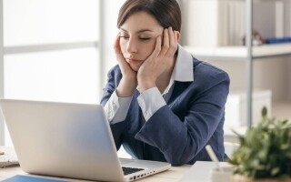 Французская женщина подает в суд на телекоммуникационного гиганта Orange из-за предполагаемой выплаты за 20 лет без должностных обязанностей