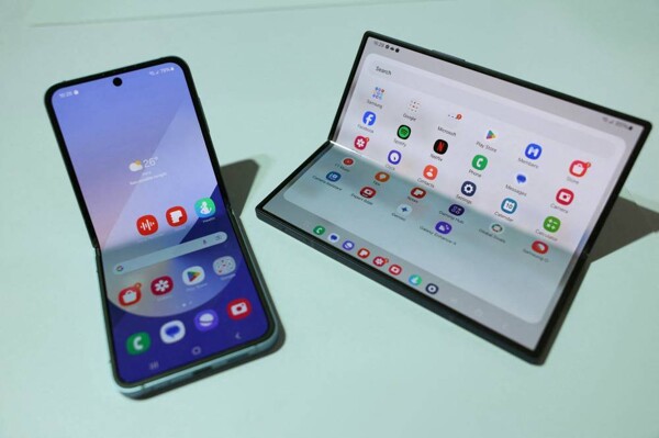 Samsung представляет свои последние складные смартфоны на мероприятии 'Unpacked' в Париже