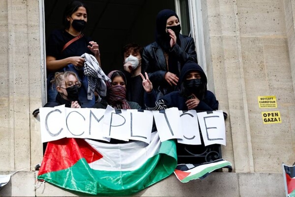 Студенты блокируют доступ к университету Sciences Po в Париже в знак протеста против войны в Газе