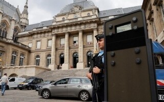 Начало судебного процесса против матери, обвиняемой в голодании дочери до смерти