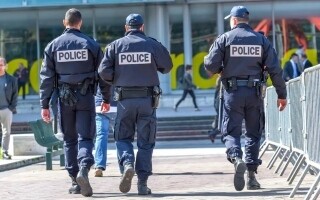 Вооруженный мужчина угрожает полиции и поджигает еврейскую синагогу в Руане