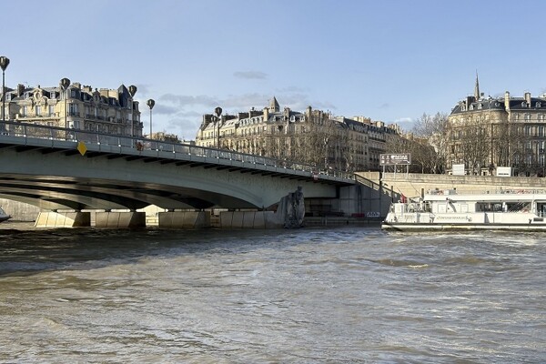 Seine River in Paris Reaches Peak Level of 3.54 Meters