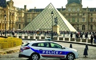 French President Promises to Return Stolen Royal Jewels