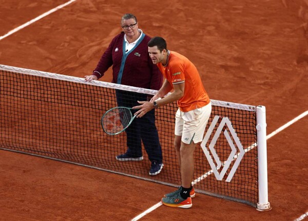 Польский теннисист просит сменить арбитра во время матча на French Open