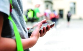 Беспокойства европейских стран по поводу использования телефонов среди молодежи